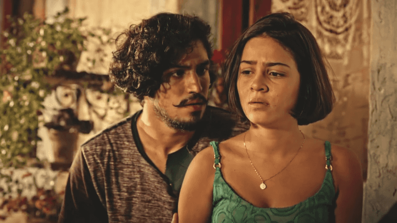 Miguel (Gabriel Leone) e Olívia (Giulia Buscacio) em cena de "Velho Chico" (Foto: Reprodução/Globo)