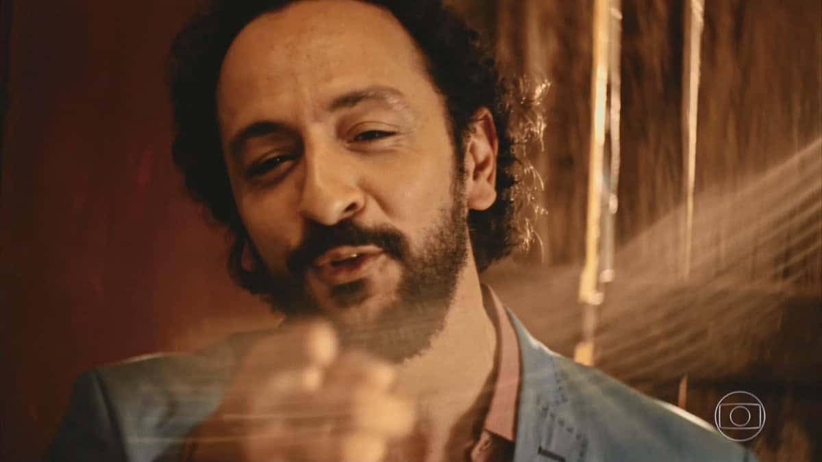 Bento (Irandhir Santos) conversa com Santo em cena sem Montagner em "Velho Chico" (Foto: Reprodução/Globo)