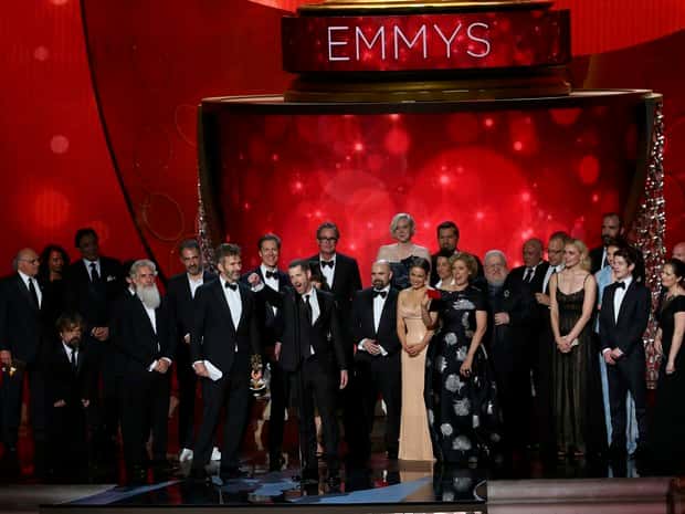 Equipe e elenco de 'Game of thrones' agradecem prêmio de melhor série dramática (Foto: Mike Blake/Reuters)
