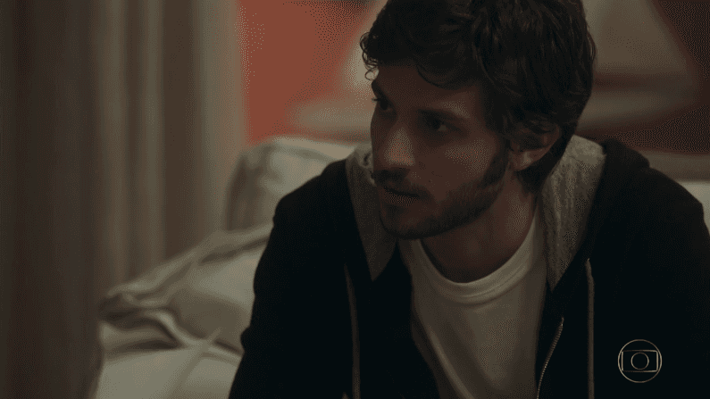 Pedro (Chay Suede) em cena de "A Lei do Amor" (Foto: Reprodução/Globo)