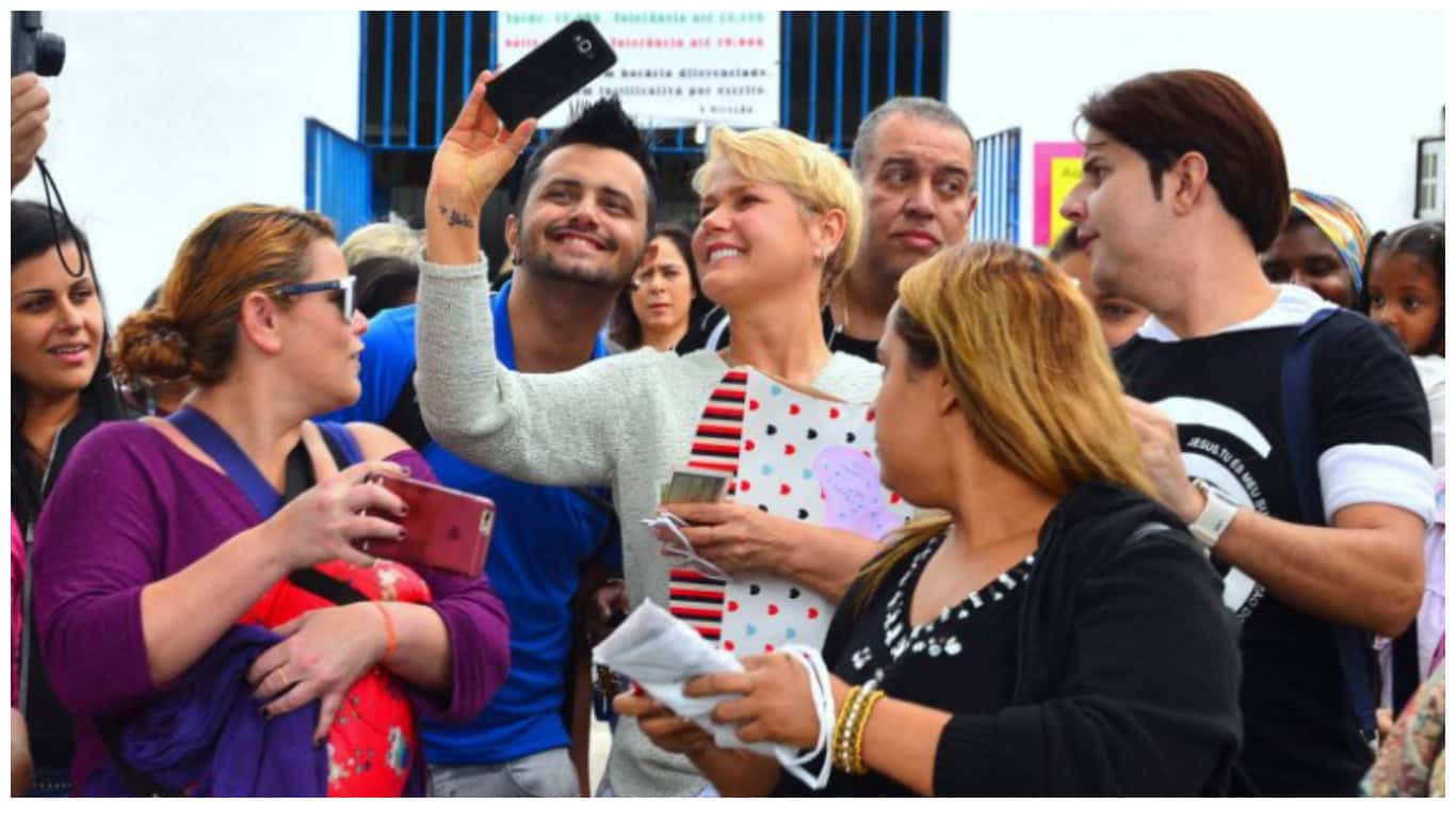 Xuxa causou alvoroço ao chegar em sua zona eleitoral, no Rio, para votar neste domingo, 30 de outubro de 2016 © AGNews, William Oda