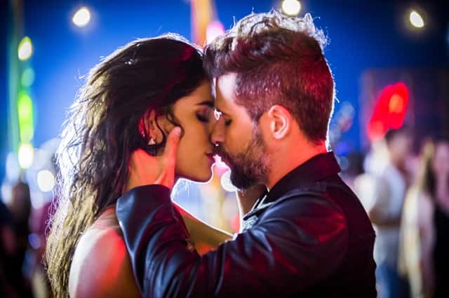 Mario (Bruno Gagliasso) e Carol (Maria Joana) começam a namorar em "Sol Nascente" (Foto: Globo/João Miguel Júnior)