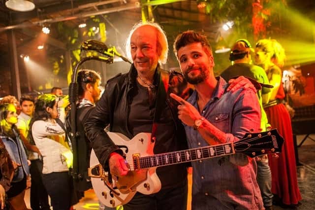 Erasmo Carlos e Bruno Gagliasso (Mario) em gravação de 'Sol Nascente' (Foto: Globo/Raquel Cunha)