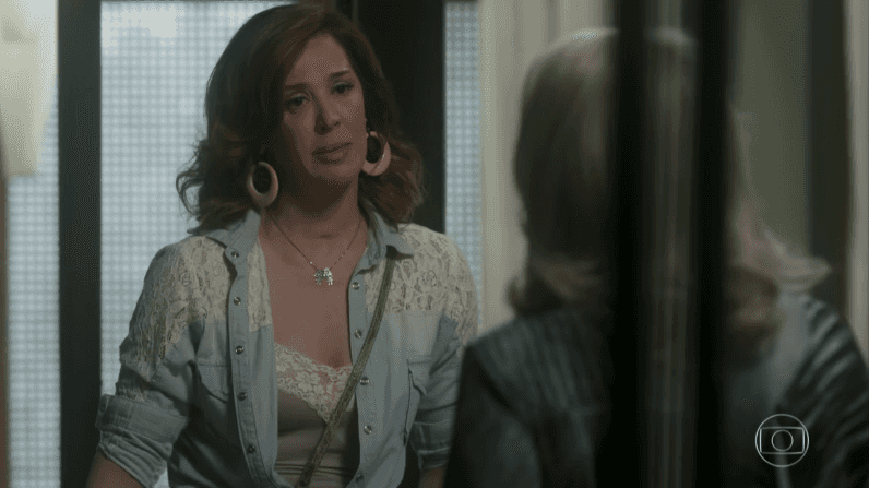 Salete (Claudia Raia) e Magnólia (Vera Holtz) em cena de "A Lei do Amor" (Foto: Reprodução/Globo)