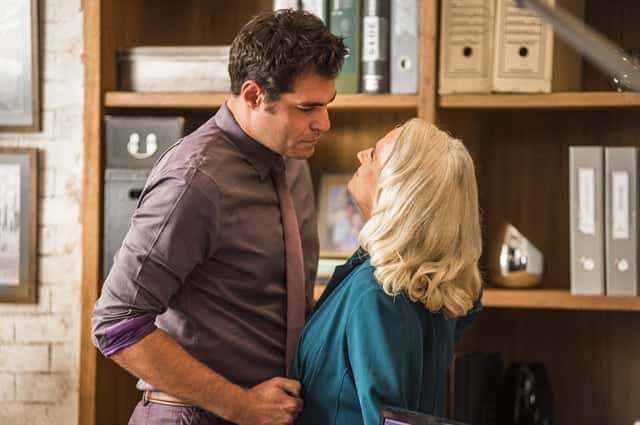 Ciro (Thiago Lacerda) e Magnólia (Vera Holtz) em cena de "A Lei do Amor" (Foto: Globo/Mauricio Fidalgo)