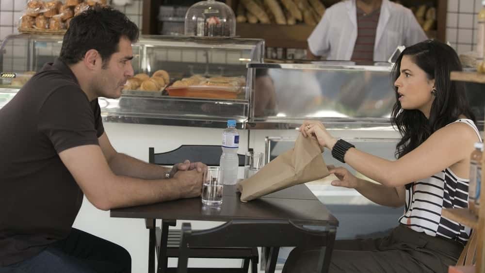 Ciro (Thiago Lacerda) e Yara (Emanuelle Araújo) em cena de "A Lei do Amor" (Foto: Globo/Divulgação)