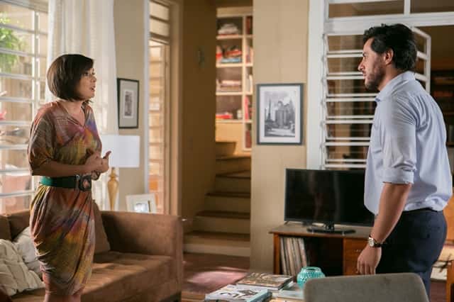 Beth (Regiane Alves) é confrontada por Augusto (Ricardo Tozzi) em 'A Lei do Amor' (Foto: Globo/Raquel Cunha)
