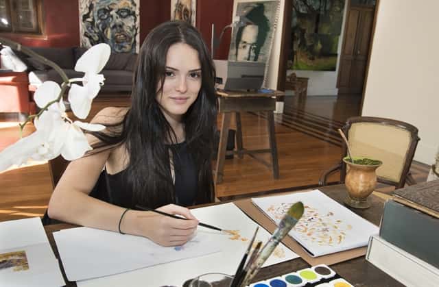 Isabelle Drummond na aula de pintura para 'Novo Mundo' (Foto: Globo/Cesar Alves)