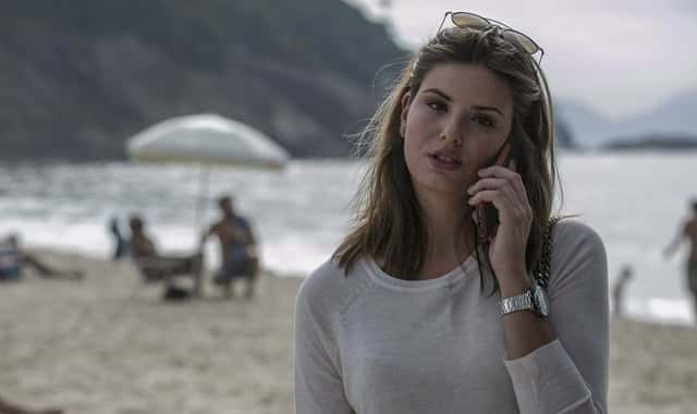 Camila Queiroz em cena de "Pega Ladrão" em praia do Rio (Foto: Fábio Rocha/Gshow)