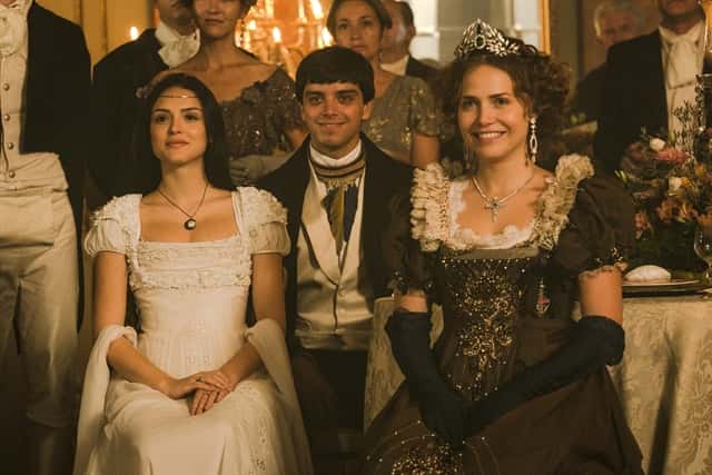 Anna (Isabelle Drummond) assiste ao espetáculo junto a Leopoldina (Letícia Colin) e Piatã (Rodrigo Simas) (Foto: Globo/Raquel Cunha)