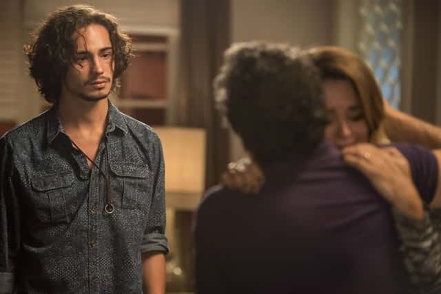 Nicolau (Danilo Mesquita) conta a Gilda (Suzy Rêgo) e Haroldo (Paulo Betti) que está com câncer (Foto: Globo/Mauricio Fidalgo)