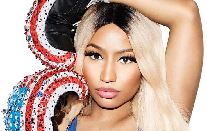Nicki Minaj para tudo, esquenta a web e mostra os seios (Foto: Reprodução)