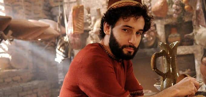 O ator Rafael Almeida vive o flautista Hurzabum de O Rico e Lázaro. (Foto: MUNIK CHATACK/RECORDTV)