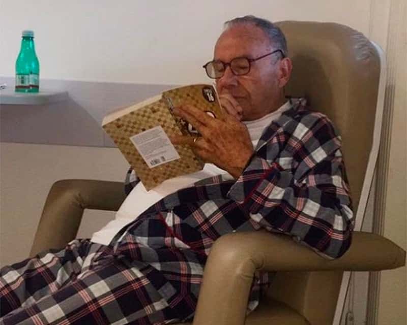 Stênio Garcia posou lendo livro em hospital (Foto: Reprodução)