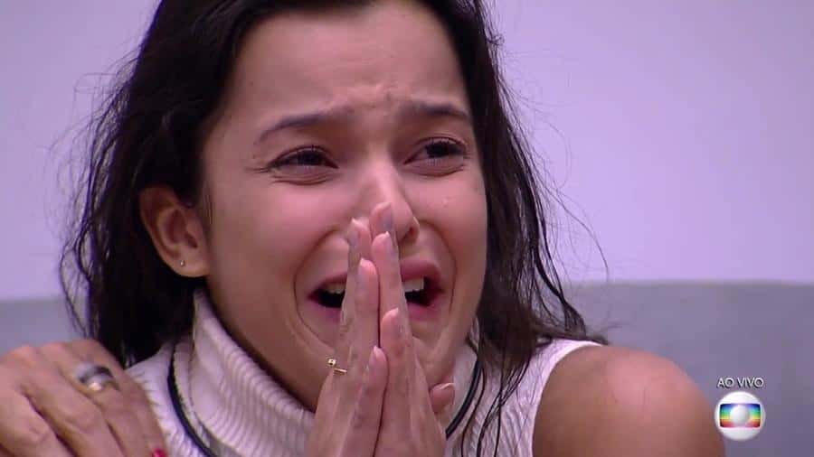 Emilly chora desesperadamente (Foto reprodução)