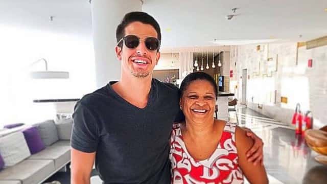 O jovem com sua ex-babá (Foto: Reprodução/Instagram)
