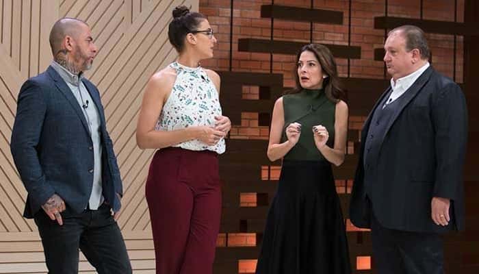 Ana Paula Padrão conversa com os chefs no "MasterChef" (Foto: Carlos Reinis/Band)