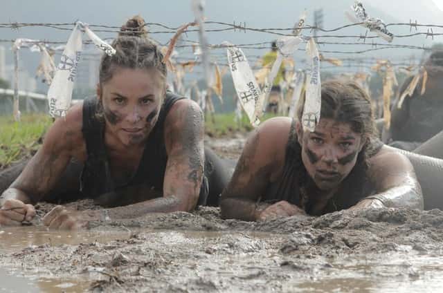 Priscila mergulhada na lama com a amiga, Juliana. (Foto: Thais Taverna)