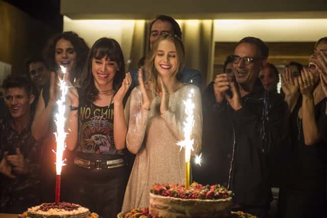 Lica (Manoela Aliperti) e Clara (Isabella Scherer) comemorando aniversário em 'Malhação: Viva a Diferença' (Foto: Globo/Mauricio Fidalgo)