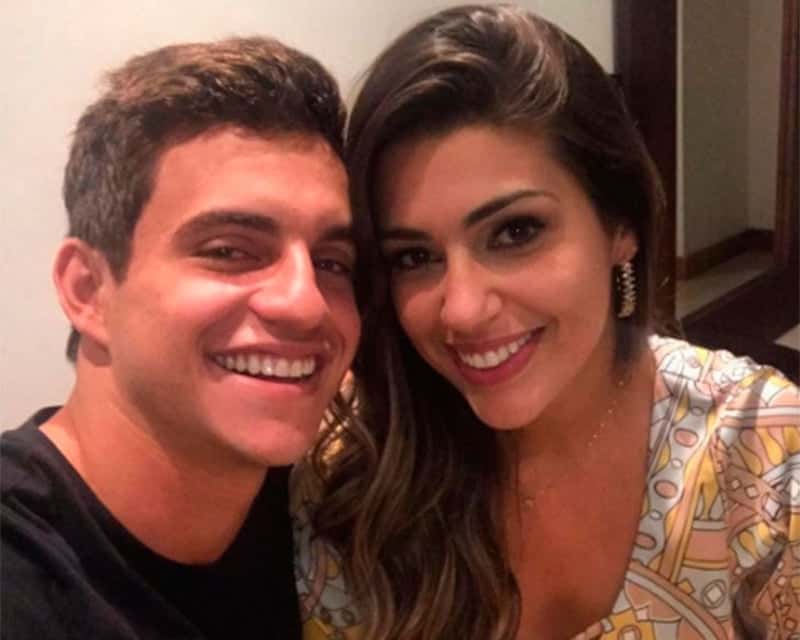 Manoel e Vivian estão namorando aqui fora (Foto: Reprodução)