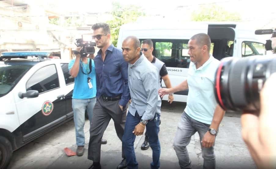 Marcos chega na Delegacia da Mulher no RJ. (Foto: Marcello Sá Barreto/AgNews)