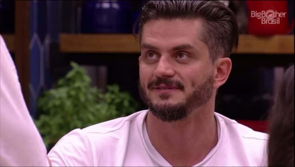 Marcos está com namorada nova (Foto: Reprodução)