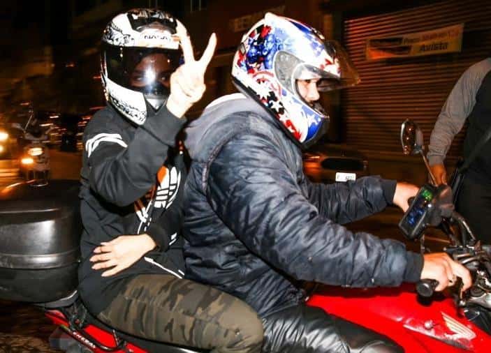 Anitta no motoboy. Imagem: Manuela Scarpa/Brazil News.