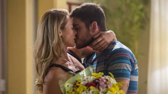 O amor está no ar em "A Força do Querer". (Foto: Artur Meninea/Gshow/Reprodução)