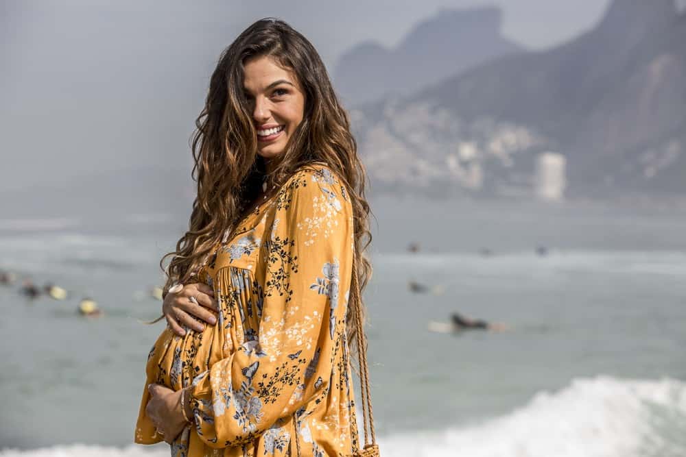 Isis grava em praia carioca com barriga de grávida de Ritinha (Foto: Fábio Rocha/Gshow)