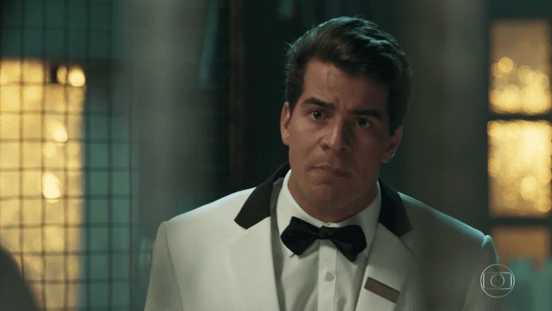 Thiago Martins (Júlio) em cena do capítulo de estreia de "Pega Pega" (Foto: Reprodução/Globo)