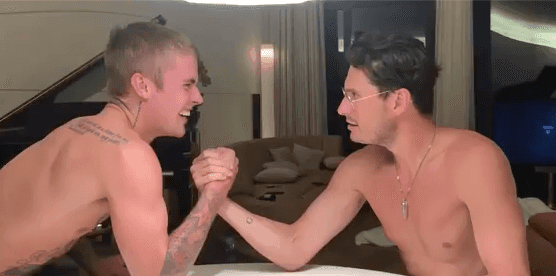 Justin faz brincadeira com amigo. (Foto: Reprodução)