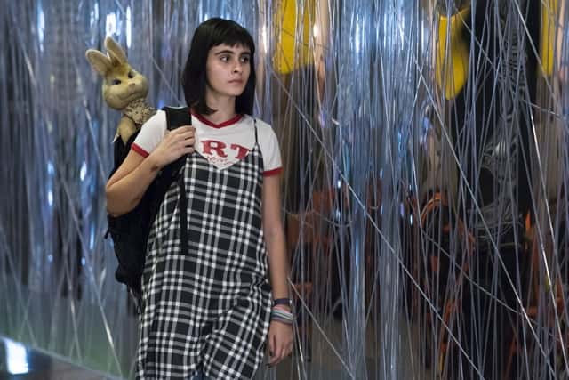 Bebeth (Valentina Herszage) e a canguru Flor em "Pega Pega" (Foto: Globo/César Alves)