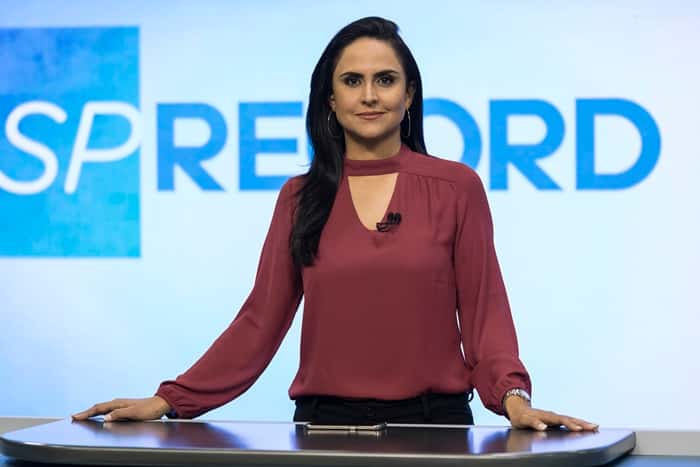 A apresentadora Carla Cecato no estúdio do "SP Record" (Foto: Edu Moraes/Record)