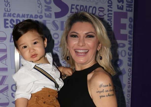 Antonia com o filho. (Foto: Agnews)