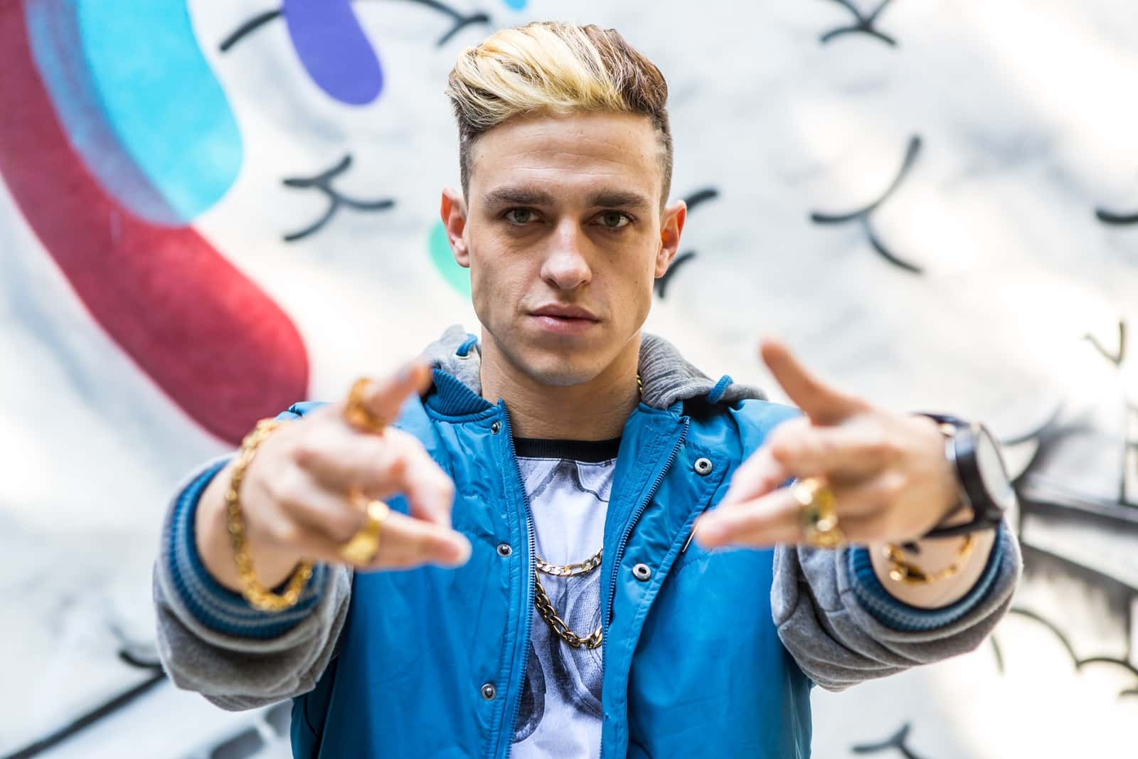 Gabriel Chadan como MC Pimenta na cidade cenográfica de 'Viva a Diferença' (Foto: Artur Meninea / Gshow)