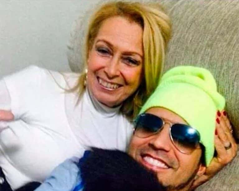 Latino ao lado da mãe (Foto: Reprodução)