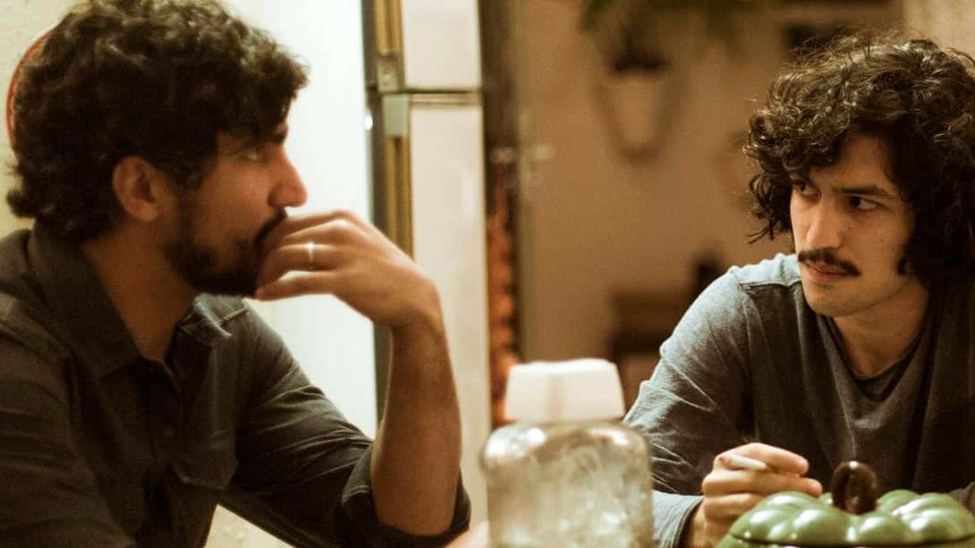 Renato (Renato Góes) e Gustavo (Gabriel Leone) em "Os Dias Eram Assim" (Foto: Divulgação/Globo)