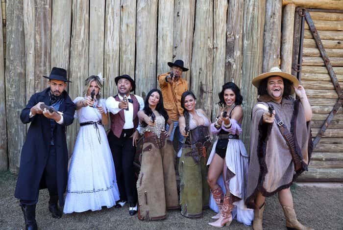 Elenco reunido com a dupla sertaneja. (Foto: Divulgação)