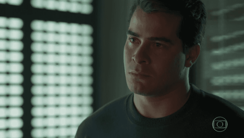 Júlio (Thiago Martins) em cena de "Pega Pega" (Foto: Reprodução/Globo)