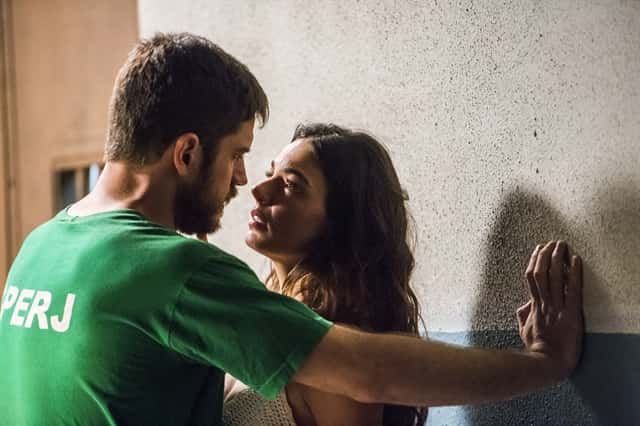 Zeca (Marco Pigossi) e Ritinha (Isis Valverde) em cena de 'A Força do Querer' (Foto: Globo/João Miguel Júnior)