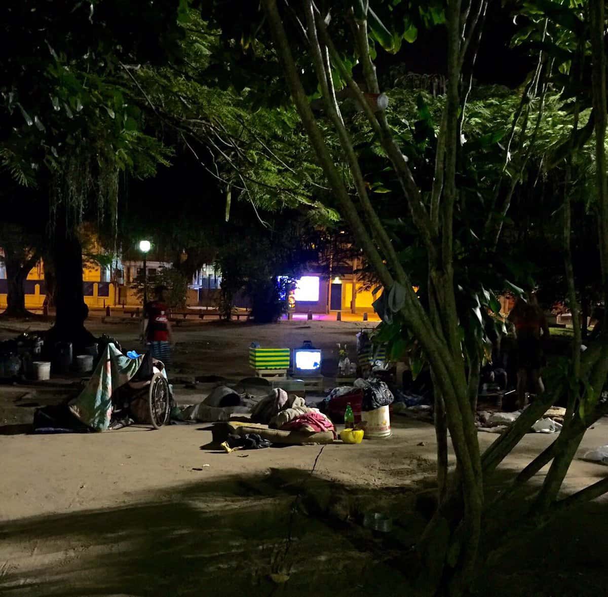 Moradores assistem a mais um capítulo de "A Força do Querer". (Foto: Reprodução/Bruno Lima/Twitter)