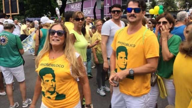 Marcelo Serrado e outros famosos durante manifestação (Foto: Reprodução)