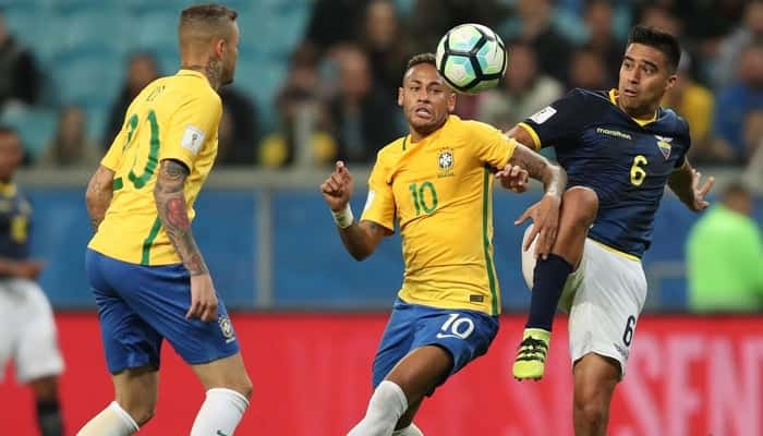 Os jogadores Neymar e Luan em partida contra o Equador pelas Eliminatórias da Copa de 2018 (Foto: Lucas Figueiredo/CBF)