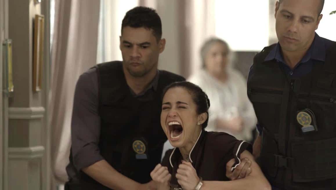 Sandra Helena sendo presa em "Pega Pega" (Foto: Divulgação)