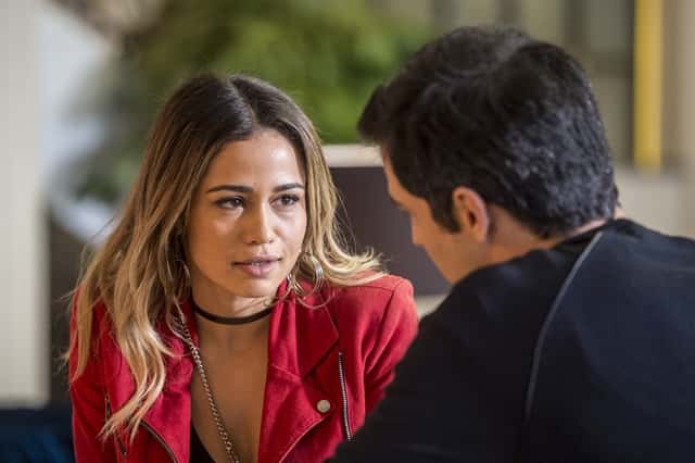 Sandra Helena (Nanda Costa) e Eric (Mateus Solano) em cena de 'Pega Pega' (Foto: Globo/João Cotta)