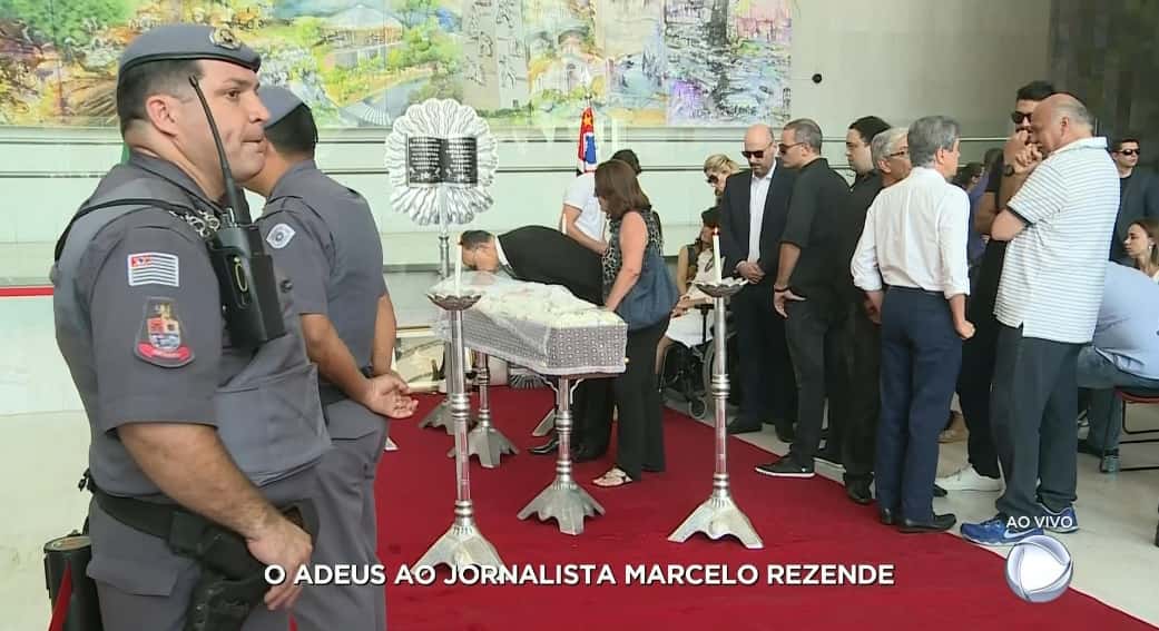 Percival dá beijo em Rezende. (Foto: Reprodução)