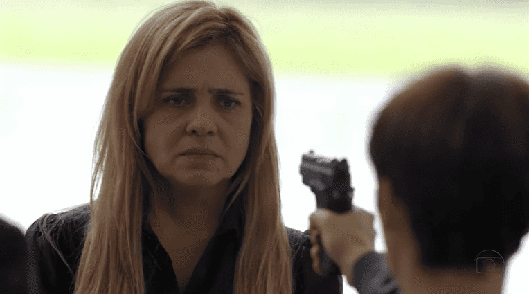 Nina (Débora Falabella) aponta arma para Carminha (Adriana Esteves) no último capítulo de "Avenida Brasil" (Foto: Reprodução/Globo)