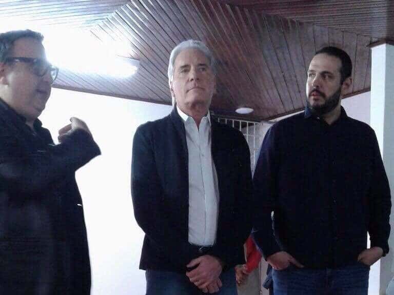 Roberto Justus ao lado da direção de "A Fazenda" (Foto: TV Foco)