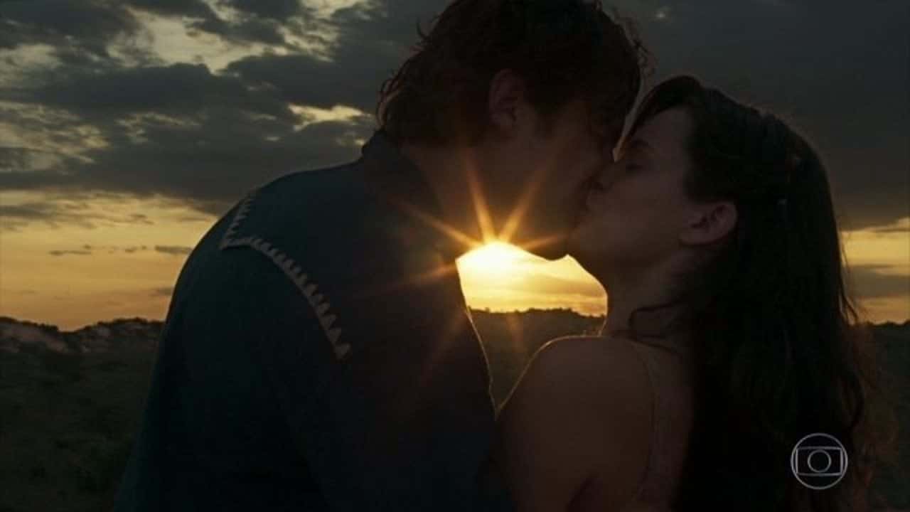 Gael (Sergio Guizé) e Clara (Bianca Bin) em cena da estreia de O Outro Lado do Paraíso (Foto: Reprodução/Globo)