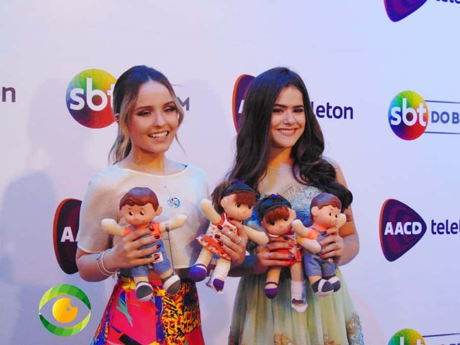 Estrelas juvenis do SBT pousam no tapete vermelho (Foto: Thais Teles/TV Foco)